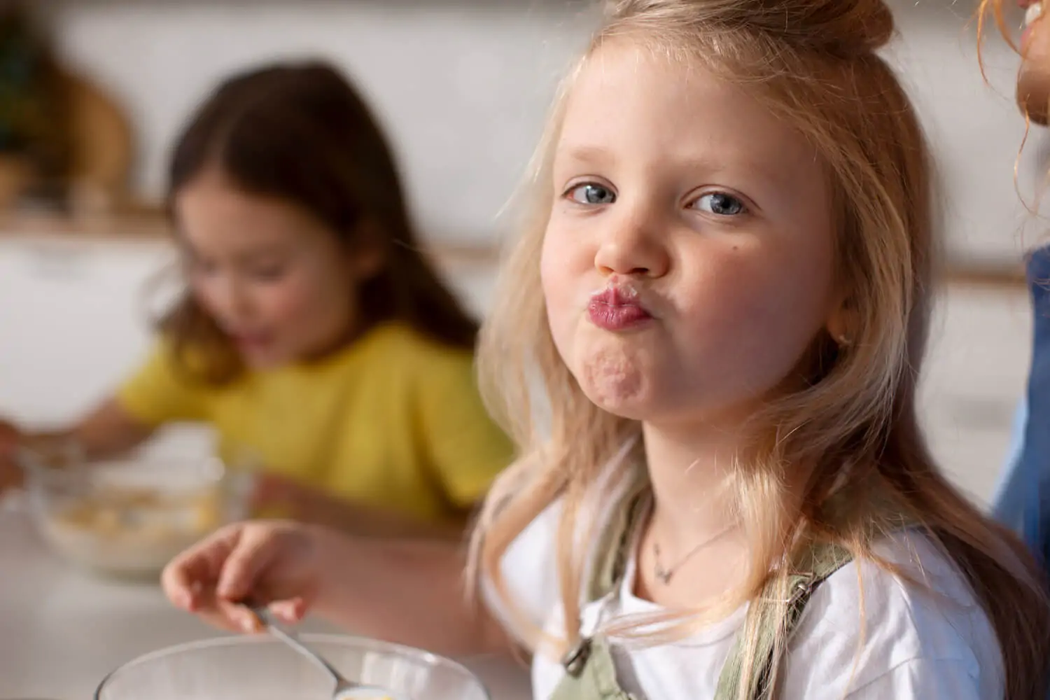 Criança fazendo refeição em casa durante rotina de alimentação e cuidados com a saúde infantil.