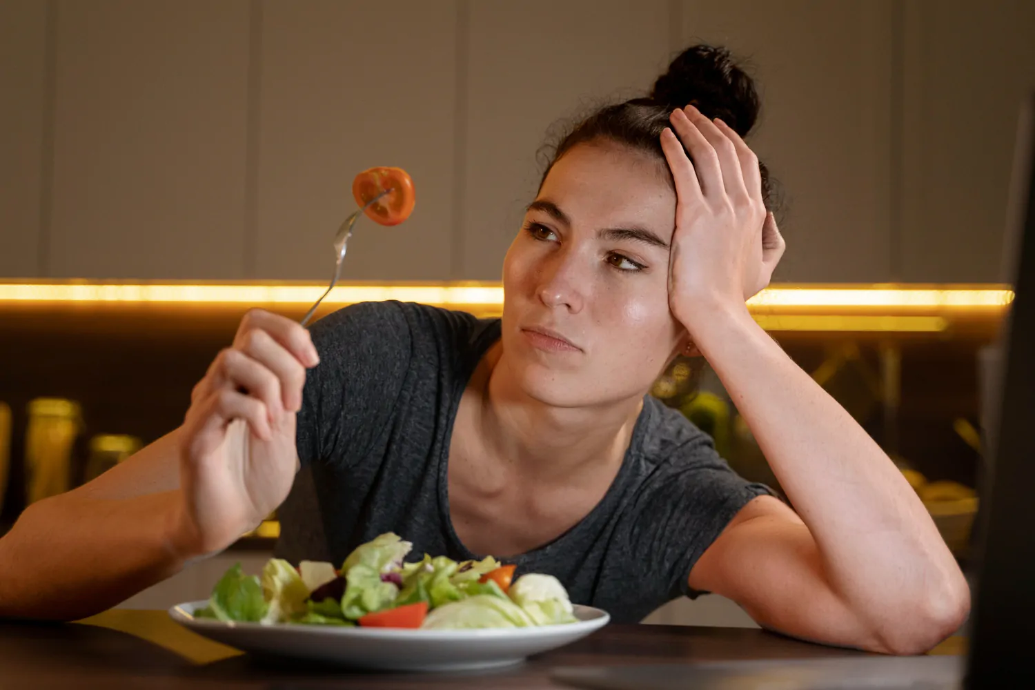 Dietas prontas parecem práticas porque prometem respostas rápidas. O problema é que elas ignoram o principal: cada pessoa tem uma necessidade diferente.