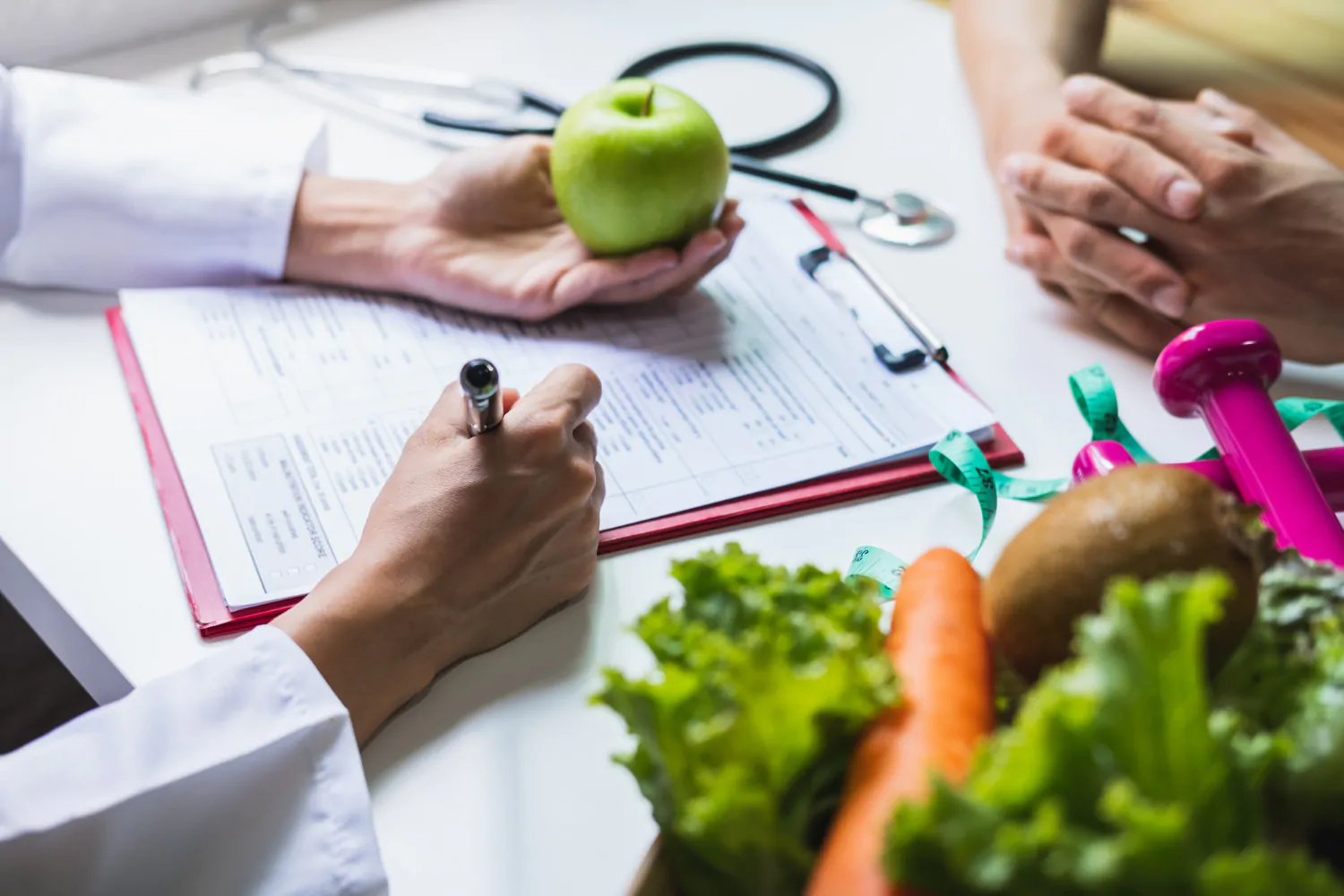 O nutricionista pode acompanhar pessoas que desejam emagrecer, mas sua atuação não se resume a isso.